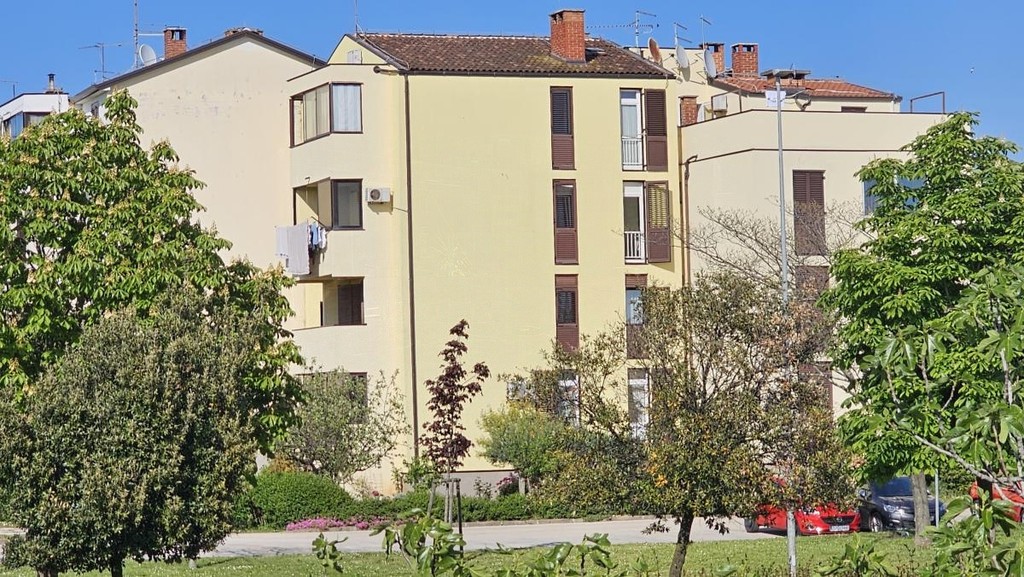A lakóház külső nézete kerttel