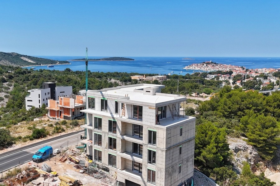Újépítésű ház nyers állapotban a primošteni öböl felett
