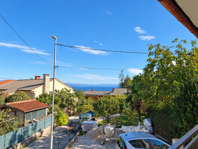 Bútorozott lakás Pobriban, Opatija közelében, kilátás a háztetőkre