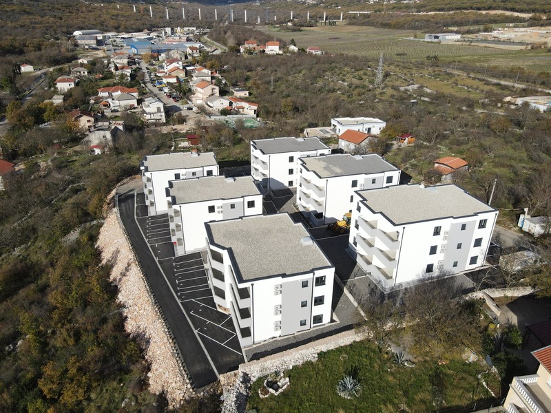 Az együttes légi felvétele a település felett