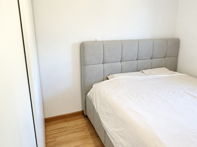 Hálószoba kárpitozott ággyal