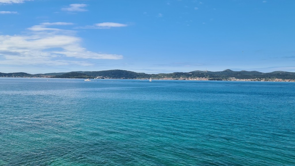 Kilátás a tengerre a Zadar előtti szigetekre