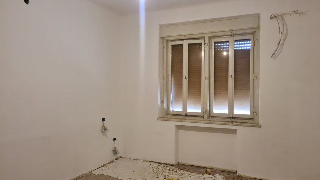 Üres hálószoba ablakkal