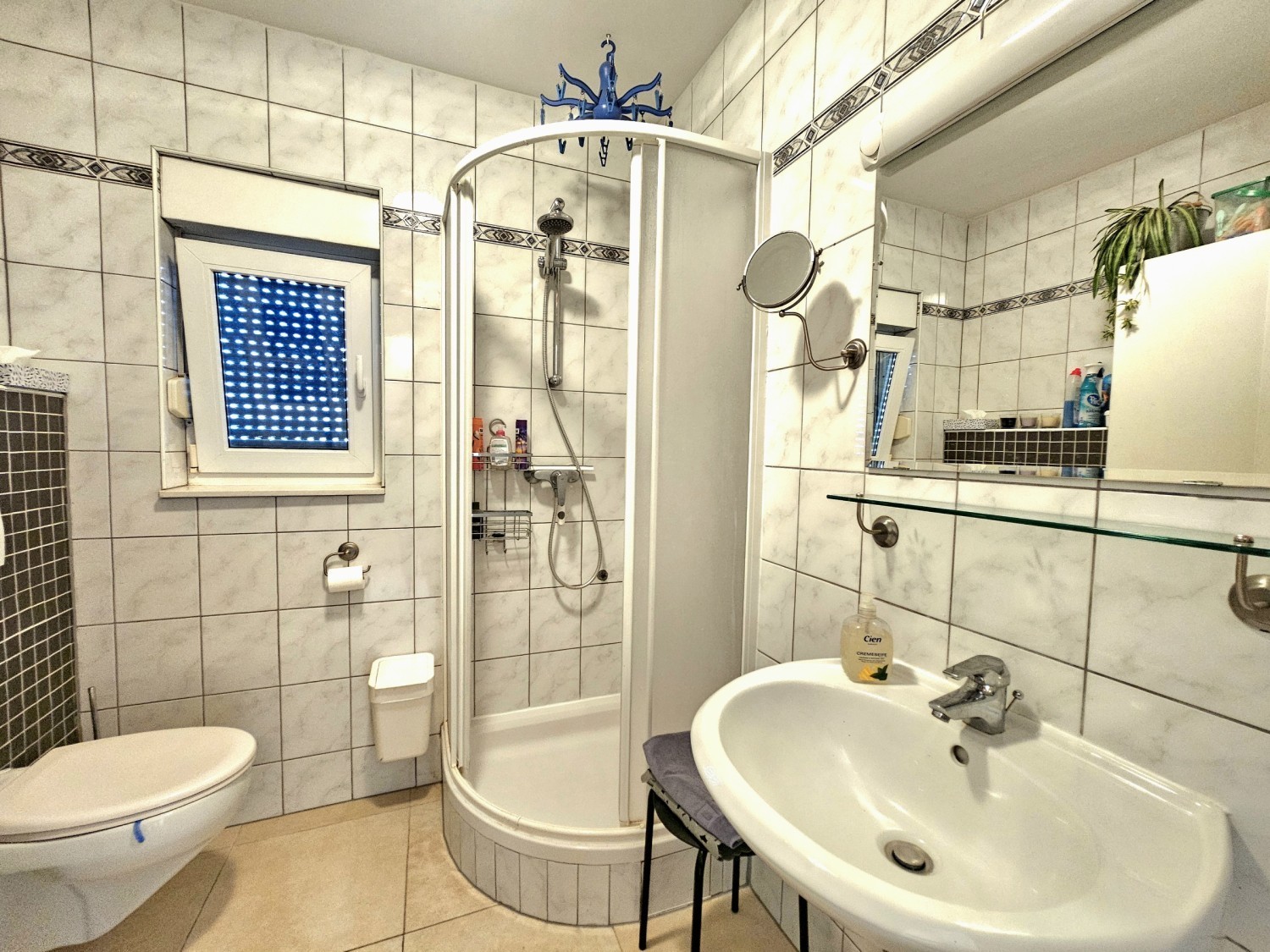 Fürdőszoba sarokzuhanyzóval, mosdóval és WC-vel
