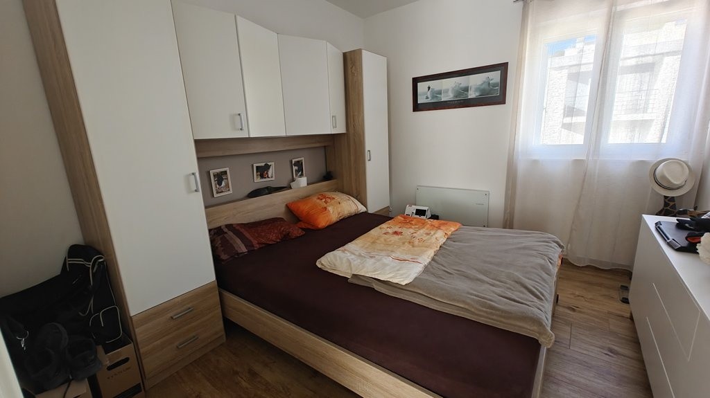 Hálószoba franciaággyal és szekrénnyel