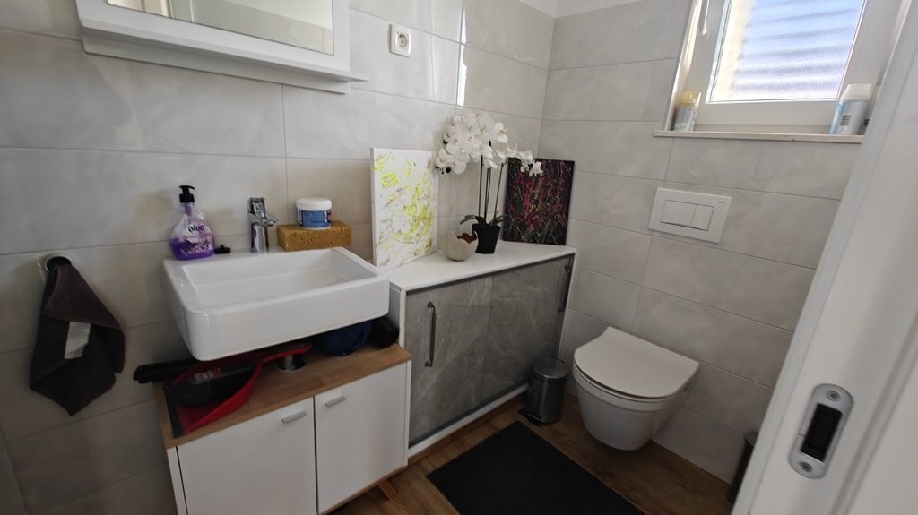 Külön WC mosdóval