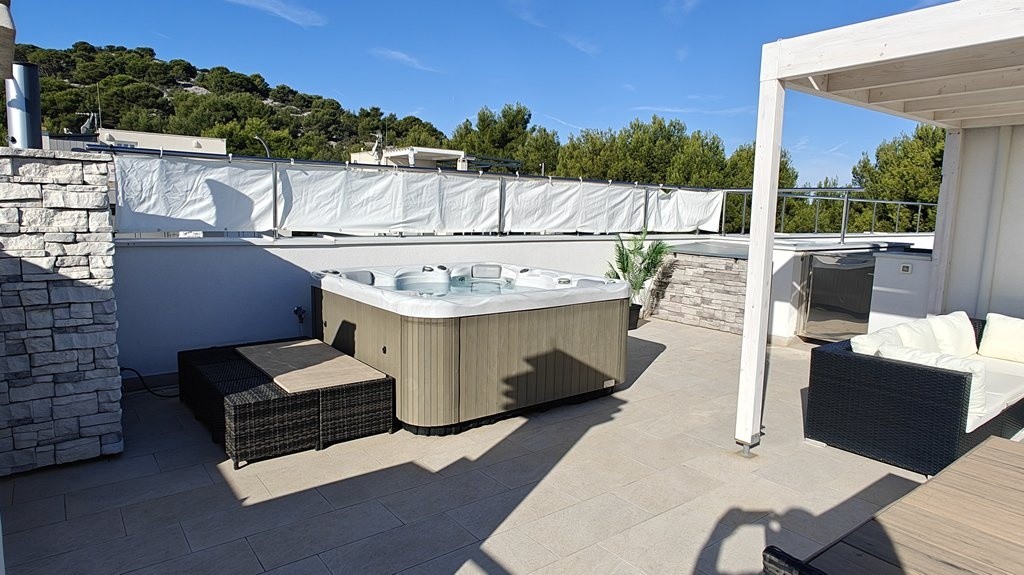 Tetőterasz jacuzzival és pergolával