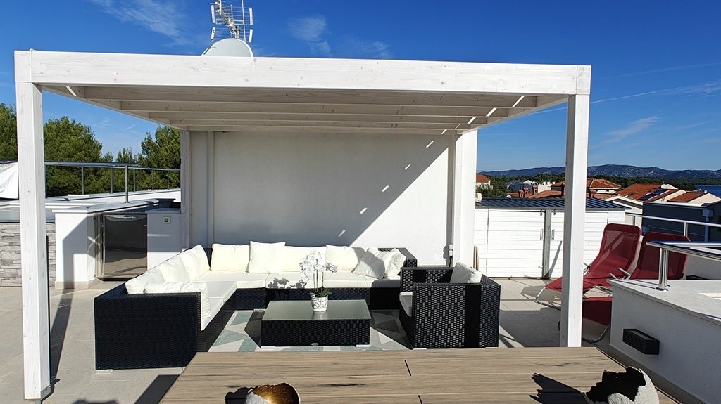 Ülősarok a pergola alatt a tetőteraszon
