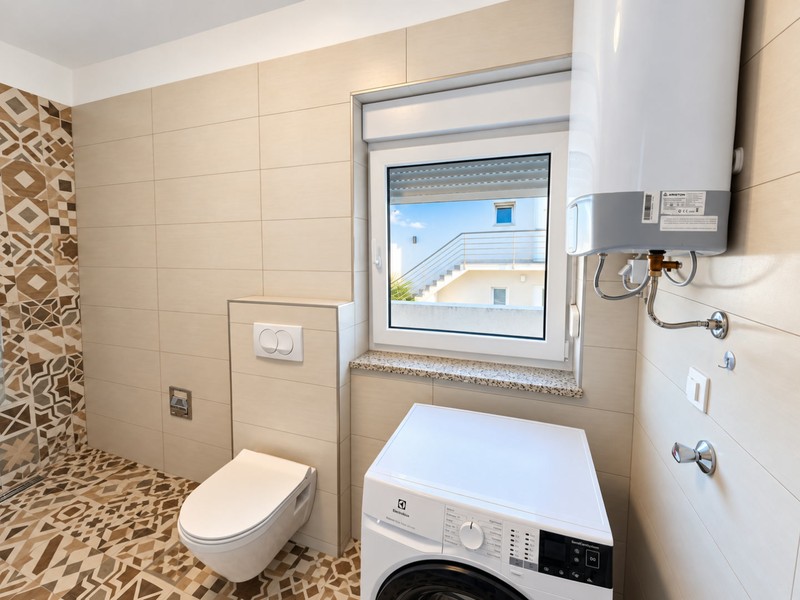 Fürdőszoba WC-vel és mosógéppel