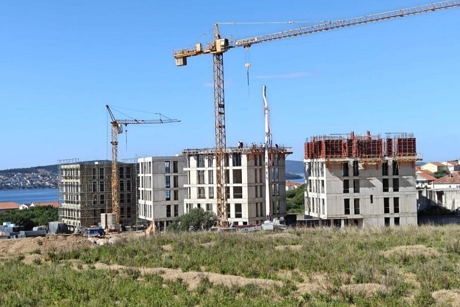 A lakókomplexum építkezése, kilátással Trogir öblére