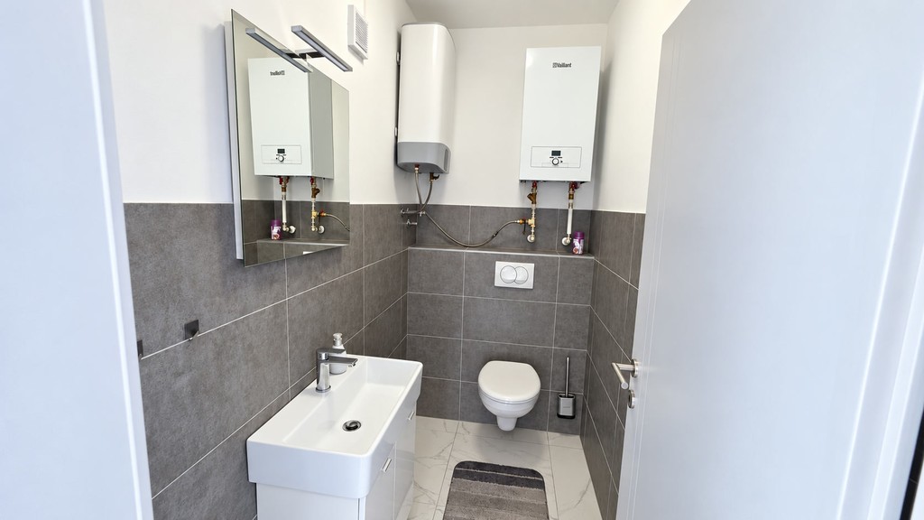 Külön WC mosdóval