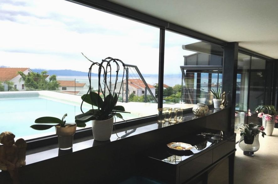 A horvátországi Krk-szigeten található A824-es ingatlan tetőterasz medencével.