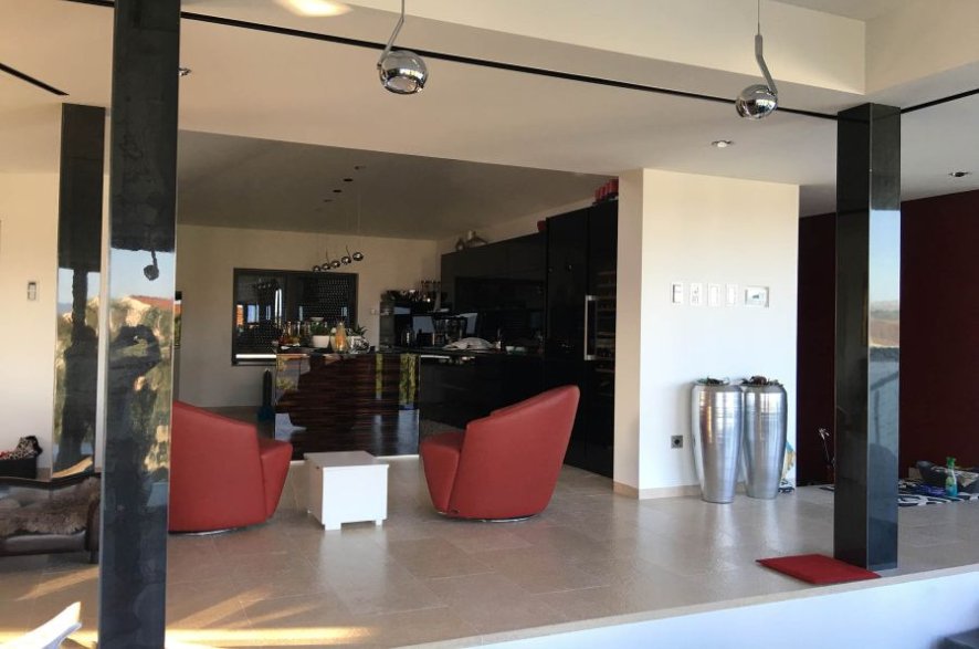 A lakás igényesen berendezett.