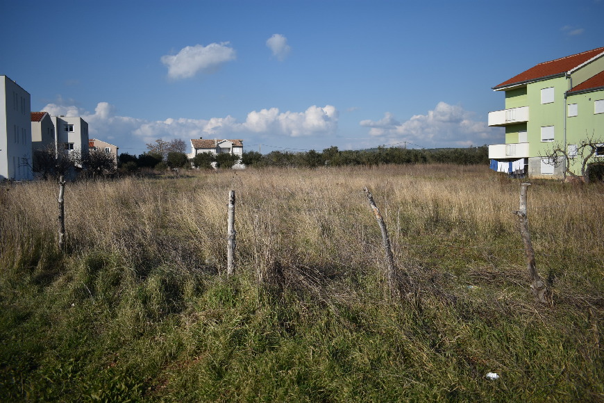 Telek egy villa és egy bérház között
