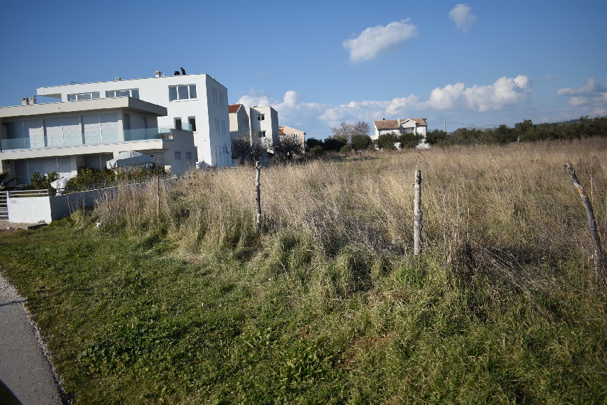 Kilátás az ingatlanra és a szomszédos villára