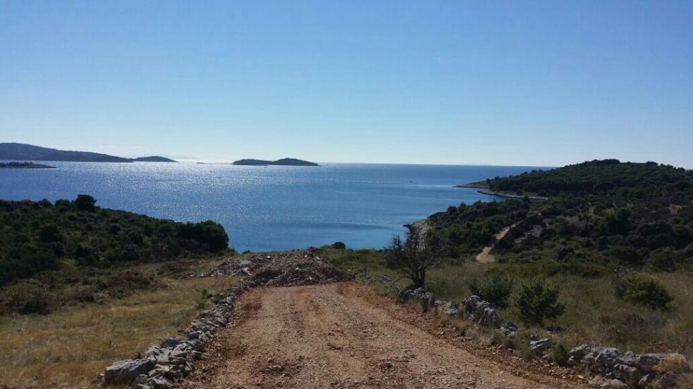 A nagy építési telek megközelítése a tenger mellett. Ingatlanok a tenger mellett - Panoráma cserkészet