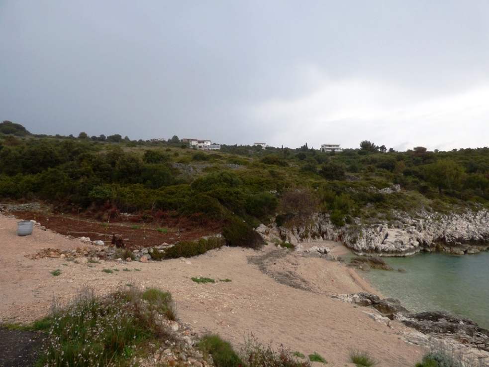 A strand az építési telektől a tenger mellett, Rogoznica közelében