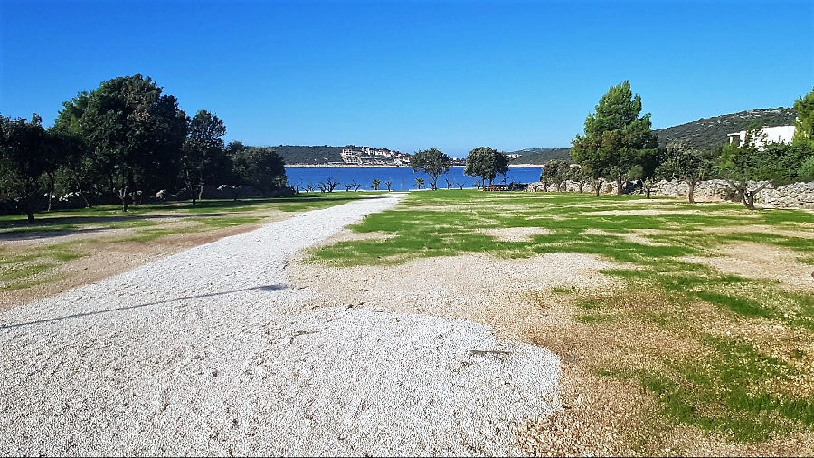 Kilátás a tengerre az ingatlan hátuljából.