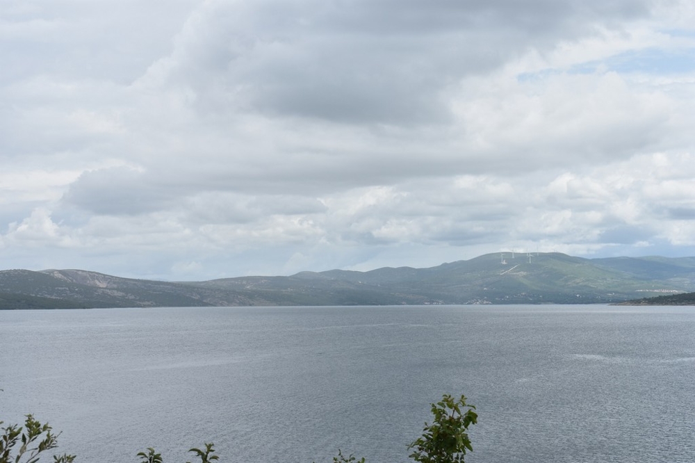 Tengerre néző G356-os parcelláról Horvátországban, Zadar régióban, Dalmáciában.