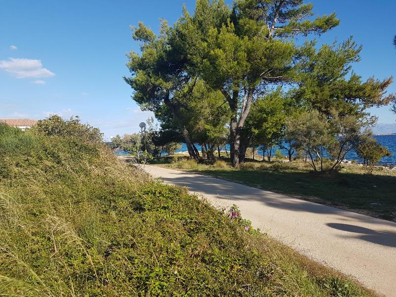 Egy másik kép az ingatlanról, kilátással a környező területre Ugljan szigetén.