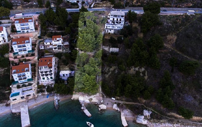 Nagy építési telek közvetlenül a tenger mellett