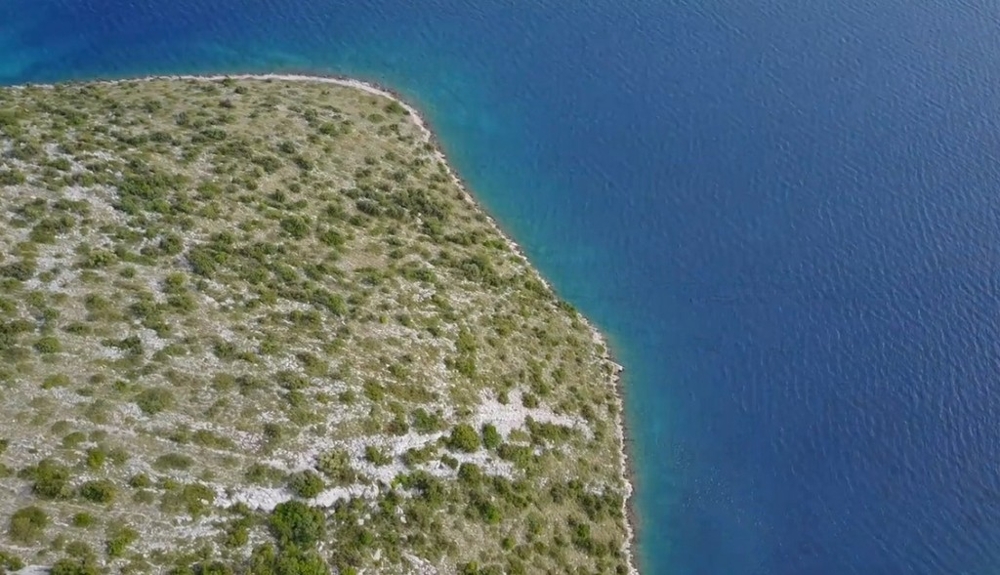 Vásároljon mezőgazdasági területet a tenger mellett Zut szigetén.