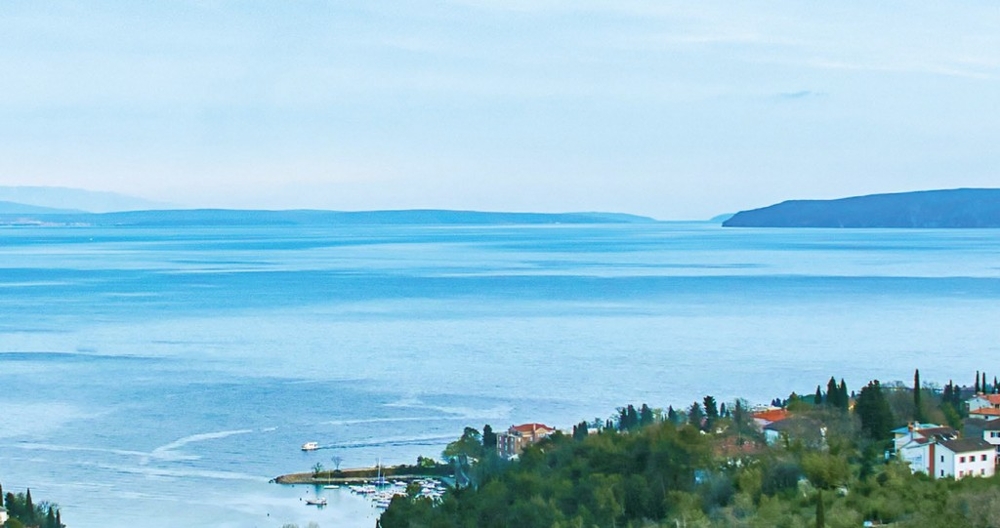 Panorámás kilátás a tengerre a horvátországi G475 ingatlanról.