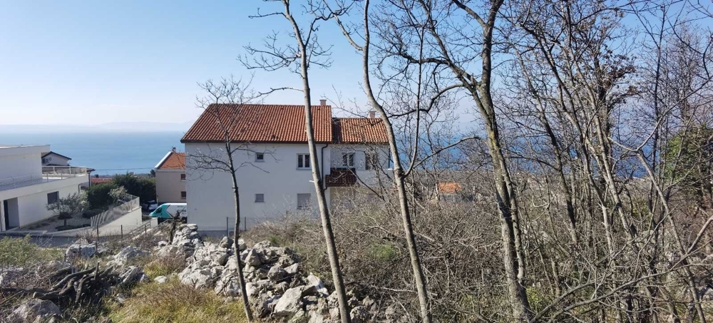 Kilátás a fiumei építési telekről a szomszédra és a tengerre