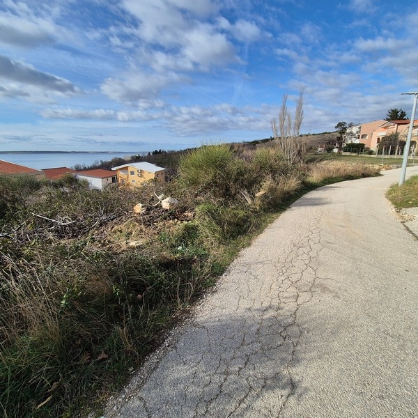 A G484-es ingatlanhoz aszfaltozott bekötőút.