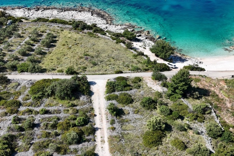 Tengerparti ingatlan strand hozzáféréssel Horvátországban