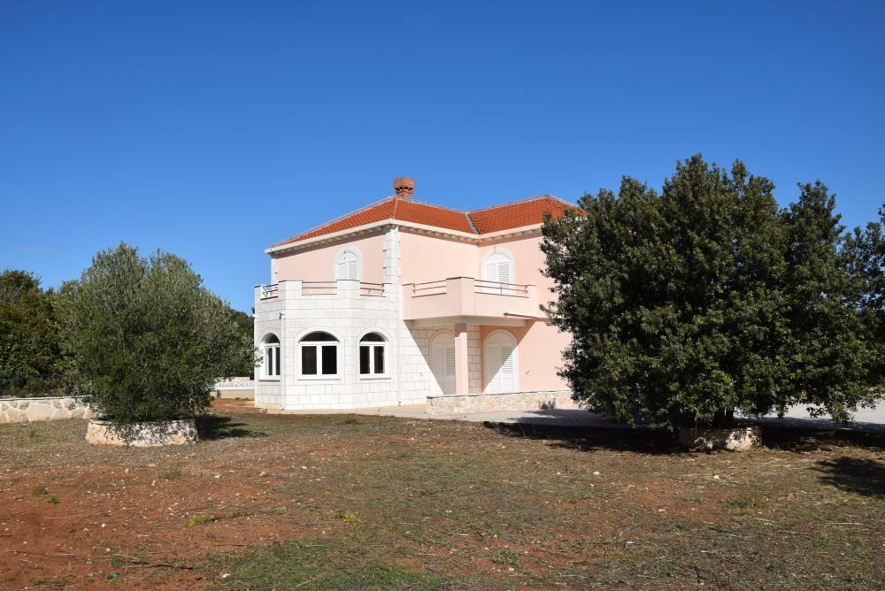 A villát nagy kert veszi körül.