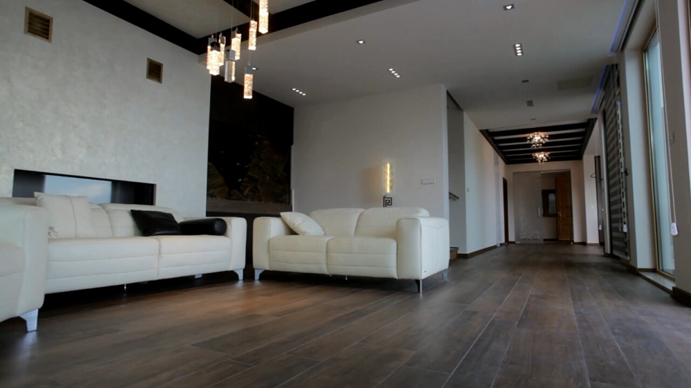 Eladó az új villa tágas nappalija a Herceg Novi Riviérán