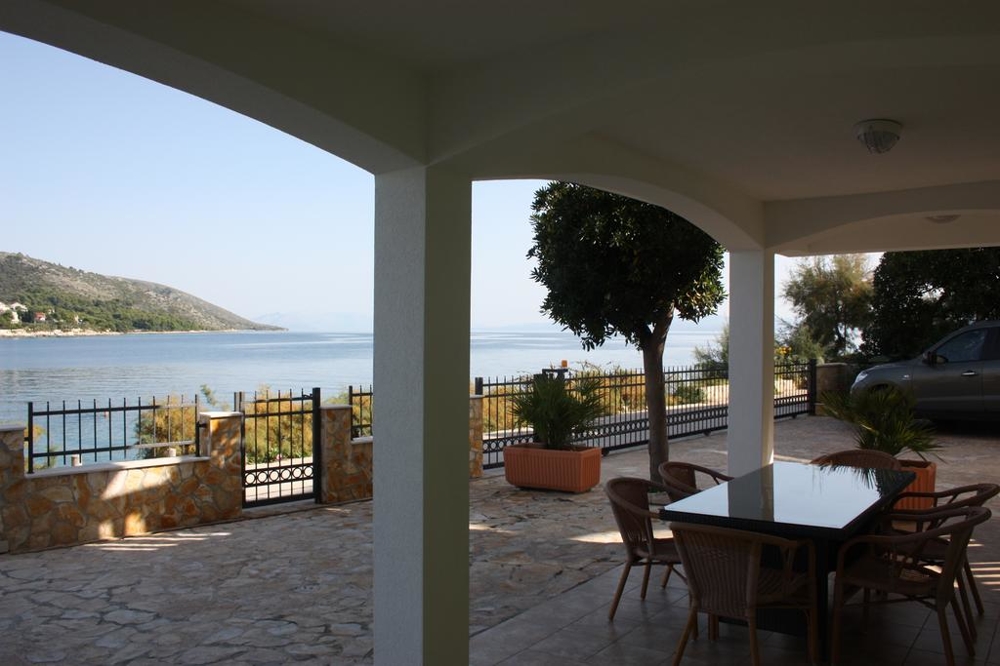 Terasz a Villa H1040 földszintjén.