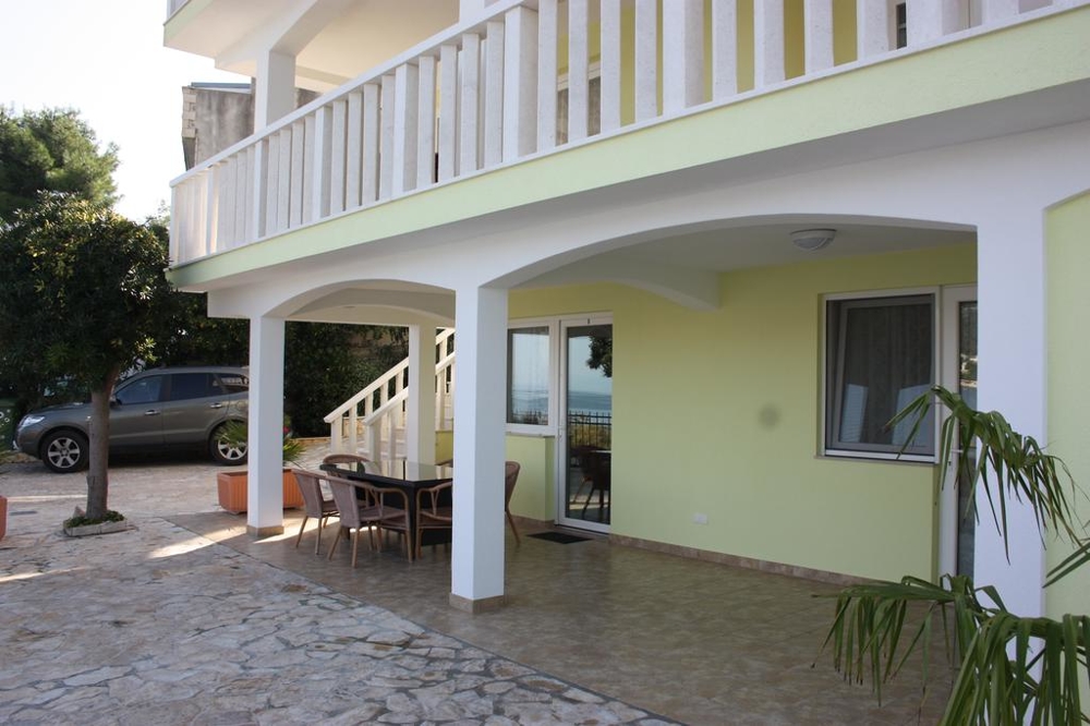 Terasz és bejárat.