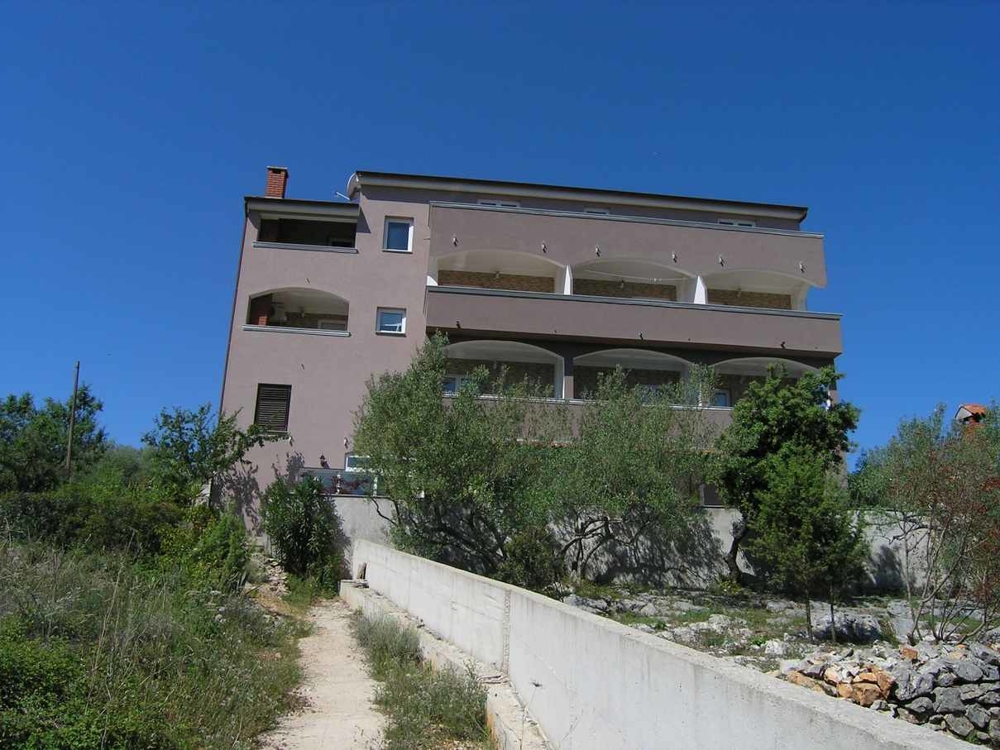 10 lakásos villa Horvátországban Ugljanban eladó.