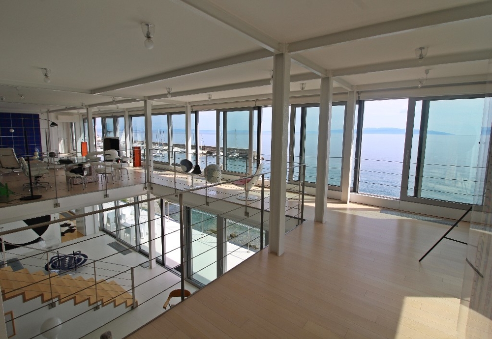 Beltéri terület, kilátással a tengerre és a medencére.