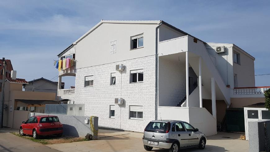 Kilátás a parkolóra és a H1349-es ingatlanra Zadarban, Horvátországban.