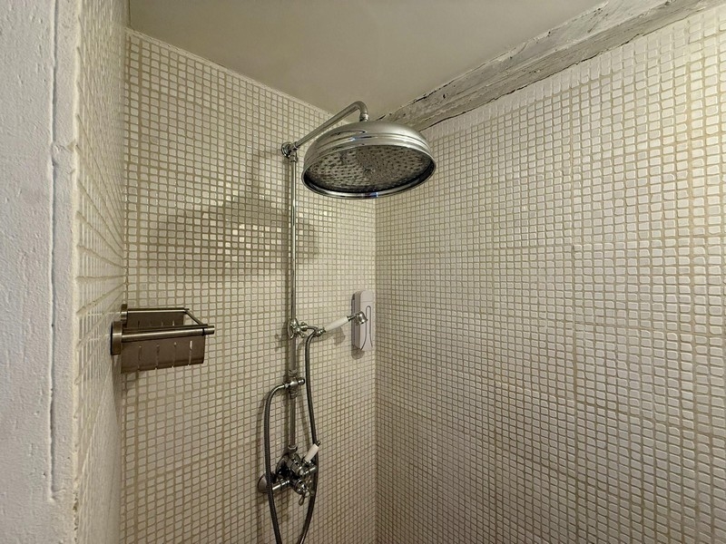 Kilátás a mosogatóról a redőnyre, kilyukasztott szívvel.