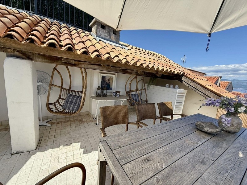 Tetőterasz tengerre néző kilátással a H1172 ingatlanhoz Krk-ben, Horvátországban.