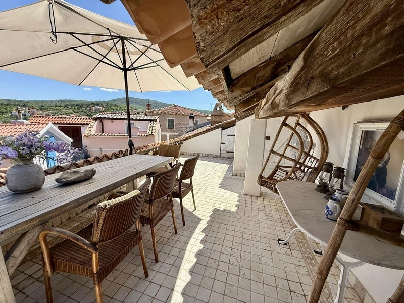 Tágas tetőterasz, kilátással Vrbnik háztetőire.