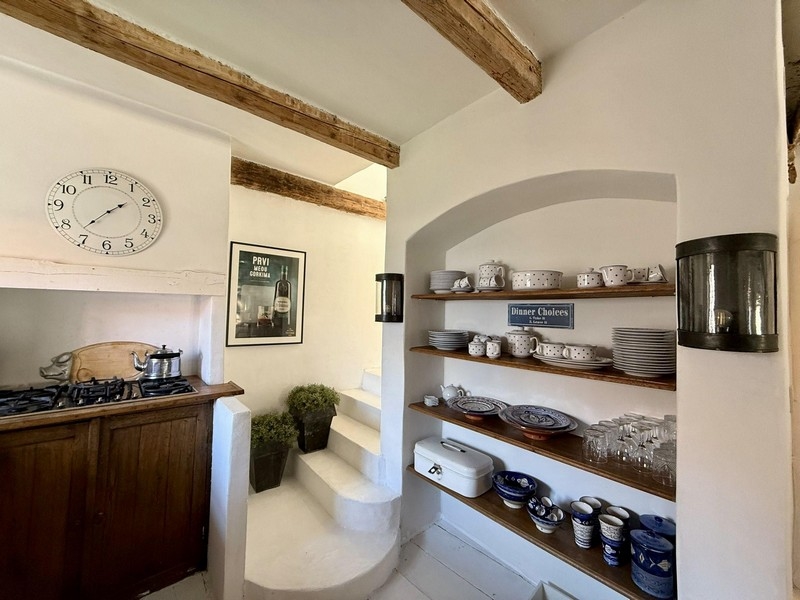 Hangulatos nappali kandallóval.