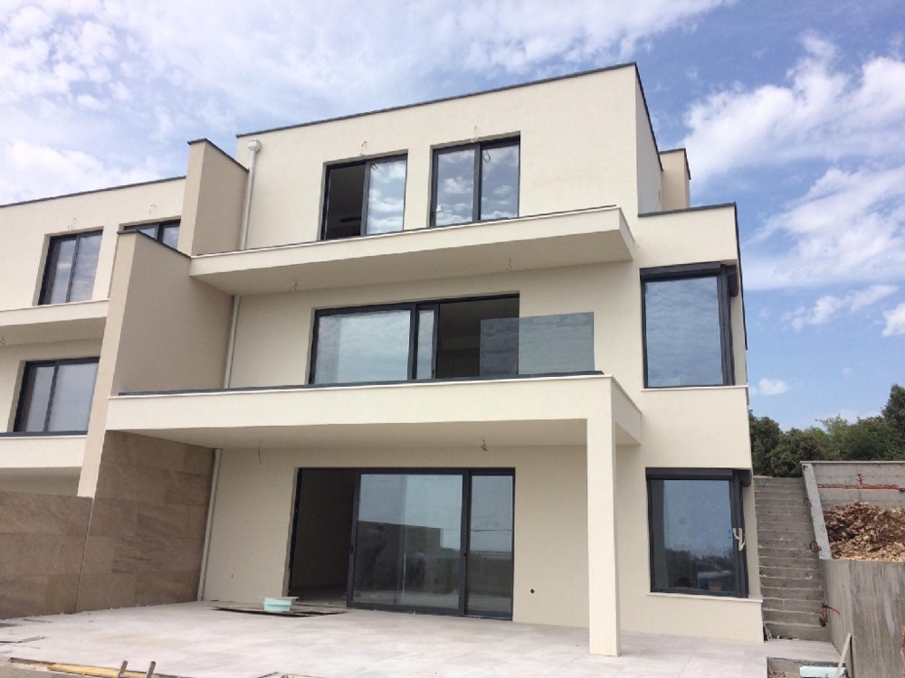 Vásároljon tengerre néző ikerházakat Rogoznica közelében.