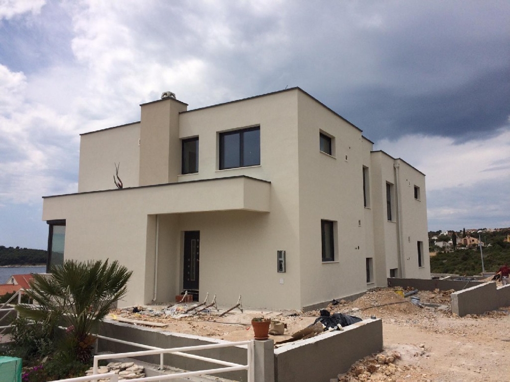 Az épület hátsó része és bejárata.