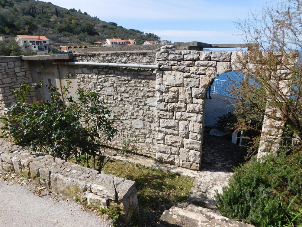 Bejárat a bekötőút felől.