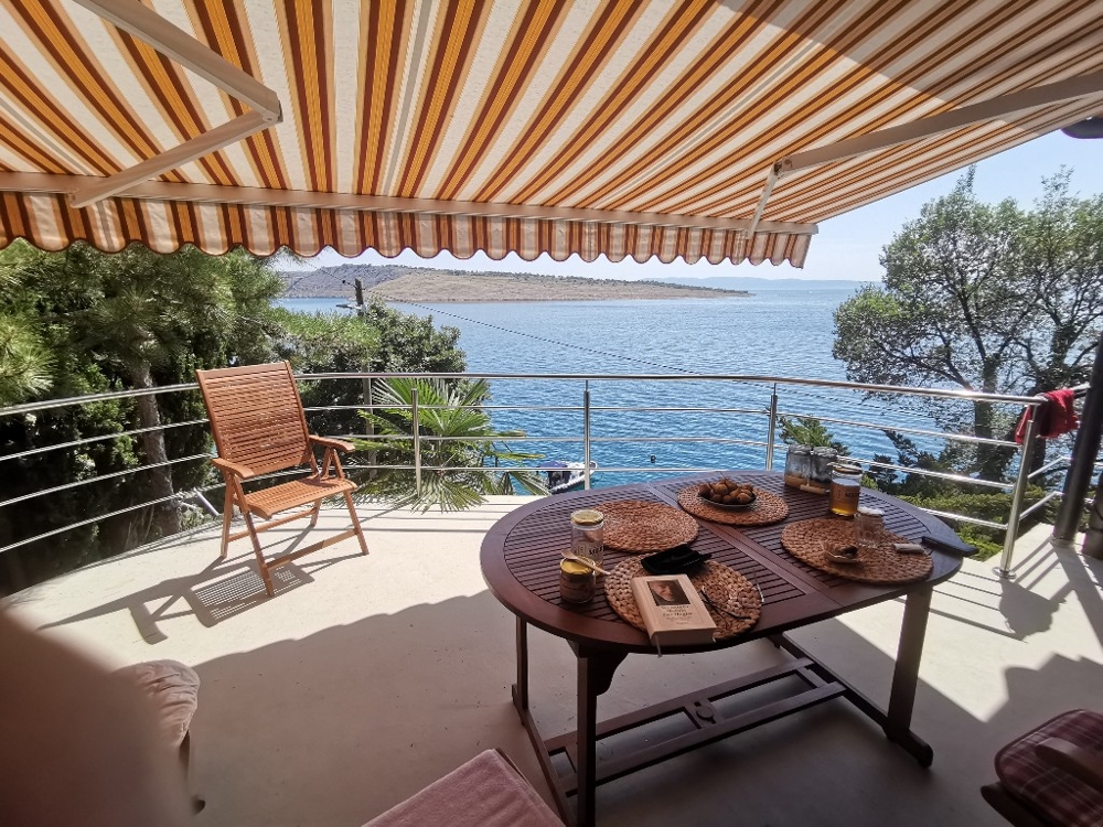 Tengerre néző házak Horvátországban.