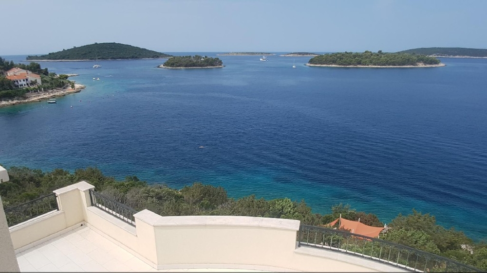 Egy másik kép a tengerre néző erkélyről közvetlenül a Solta szigeti villánál.