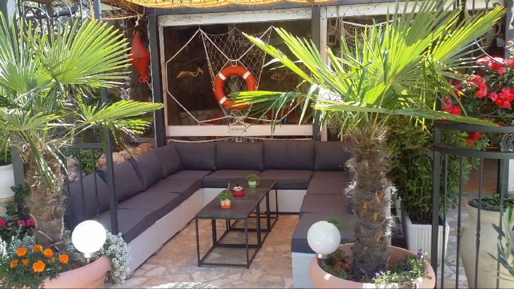 Fedett terasz a villa néhány növényével - Vásároljon bérházat Horvátországban.