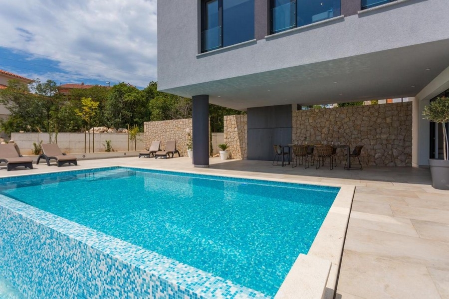 Kilátás a villára éjszaka