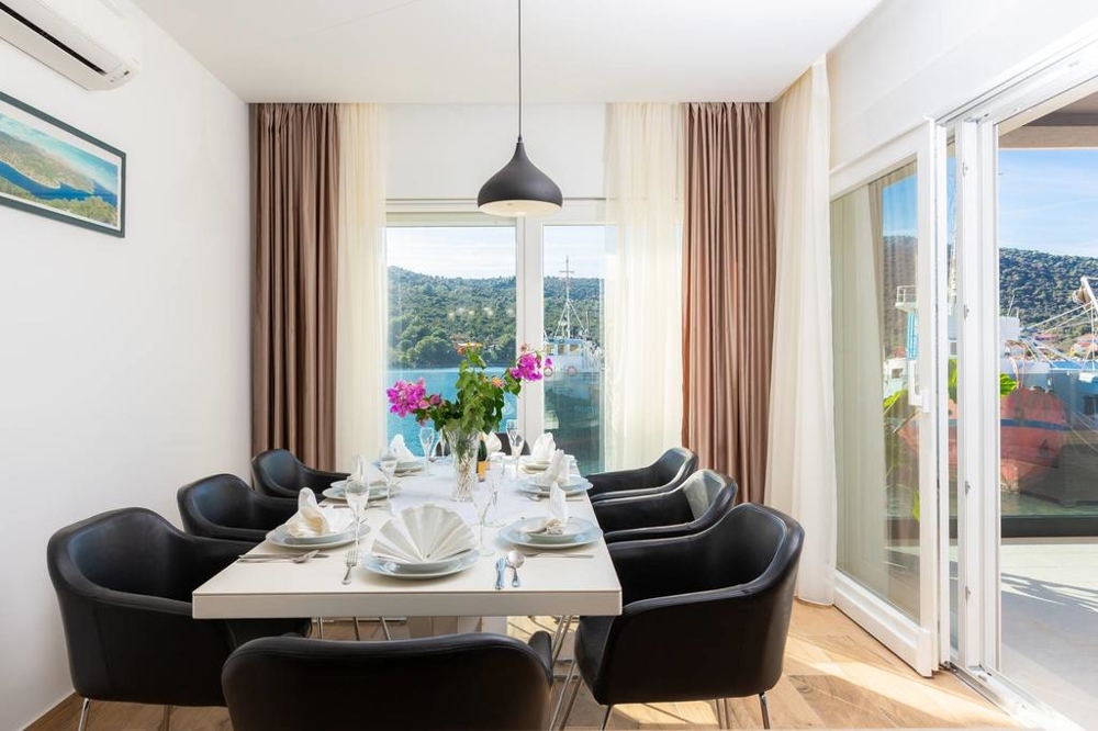 Tengerre néző étkező.