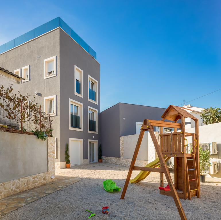 A Villa H1208 belső udvara - játszótérrel.